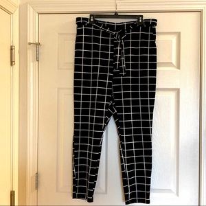 SHEIN BLACK &WHITE STRETCH CHECKERED PANTS